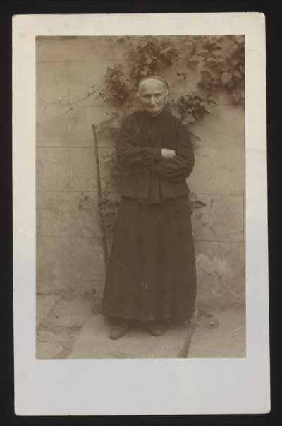 Front shows an elderly woman standing against a vine-covered wall. She is identified as Baroness (Freifrau) Johanna Esslingen from Schlüchtern (a town in Hesse, Germany), photographed at 93 years of age.