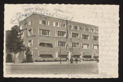 POSTCARD - APARTMENT BUILDING (front with handwritten annotations overlaid on image) Front annotations (German, partially legible): 
