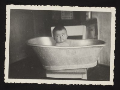 Identifies a person named Hansi Glaserer, dated 1934.