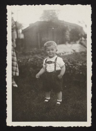 Identifies a person named Hansi Glaserer, dated 1938. Same person as in photo 0004 (4 years later).